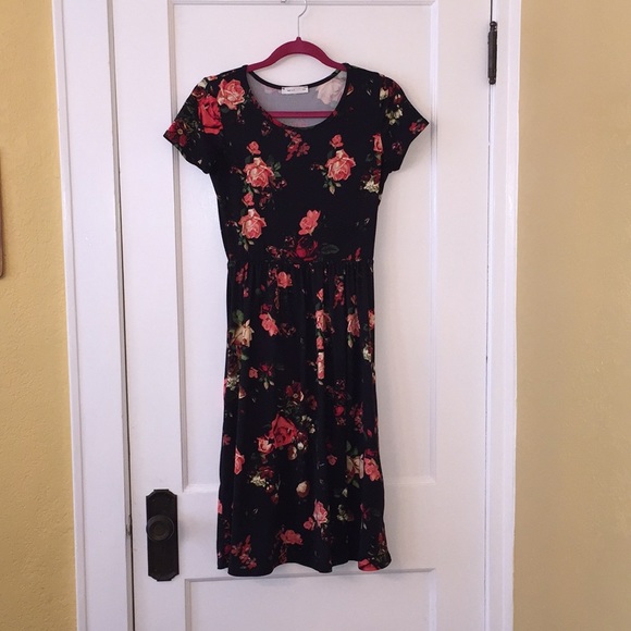 Reb & J Dresses & Skirts - Reb & J Neesee’s Black Floral Dress with Pockets